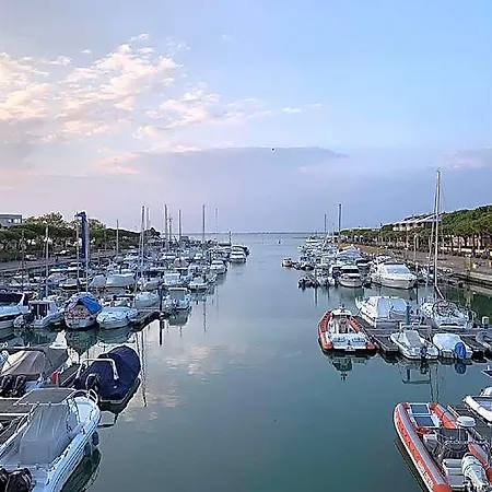 Hotel Spacious Family In An Excellent Position Bibione
